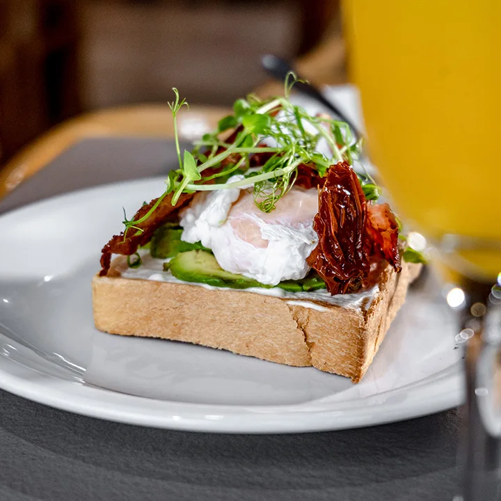 Breakfast toast with egg and vegetables at Kemú